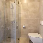 Lina - Pg, Riverside Apartman *